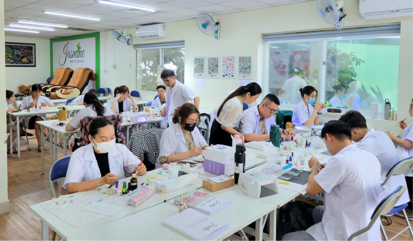 hoc_nails_di_nuoc_ngoai